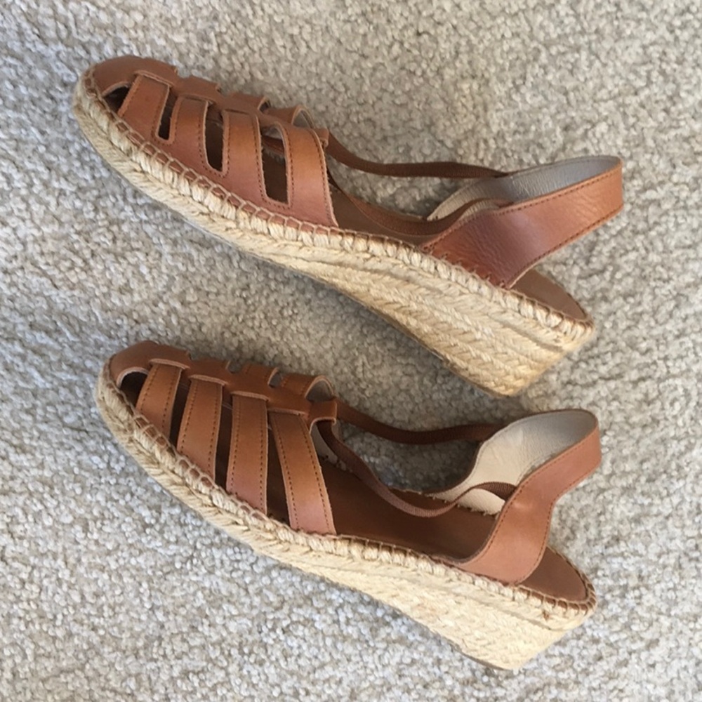 ANDRE ASSOUS/“CARAMEL”CLOSE TOE OPEN PANEL WEDGE ESPADRILLES
